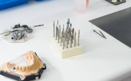 Jakie są kluczowe kryteria wyboru dentystycznego gipsu dla zaawansowanych projektów?