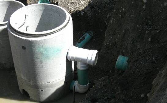 Jak dostosować rozmiar szamba do specyficznych warunków na terenie?