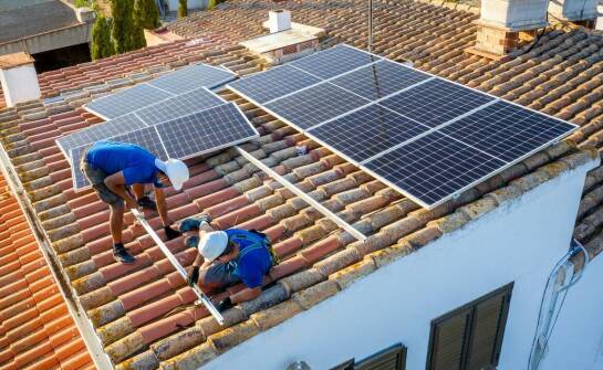 Wybór odpowiedniego stelaża do montażu fotowoltaiki na skośnych dachach