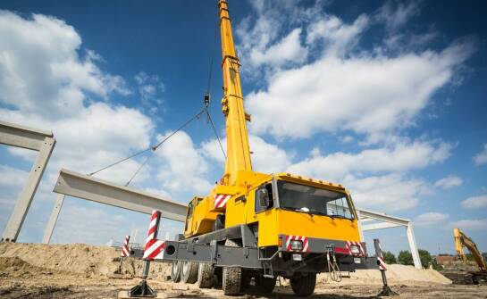 Jakie czynniki wpływają na cenę wynajmu dźwigu w Sanoku?