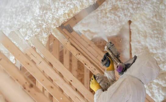 Ocieplenie dachu pianką a odporność na wilgoć i pleśń