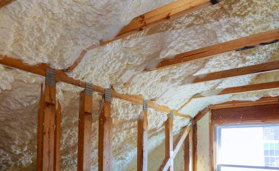 Polietylenowa pianka jako kluczowy materiał w izolacji stropów i podłóg