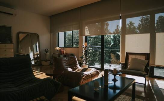 Jak poprawić estetykę wnętrza dzięki roletowej zabudowie?