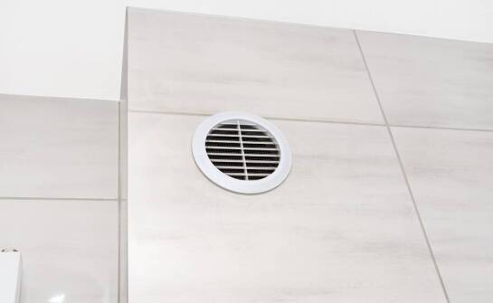 Wpływ nowoczesnych technologii na skuteczność oczyszczania powietrza w toaletach