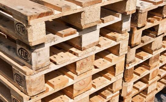 Znaczenie lokalizacji producenta drewnianych palet dla logistyki klientów