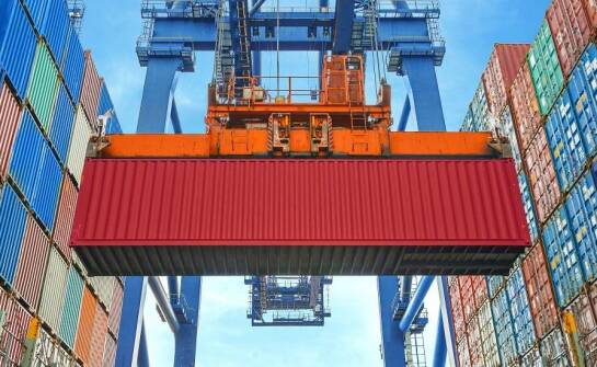 Jak transport kontenerów wpływa na mi