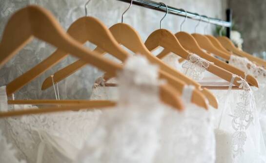 Koronkowa koszulka z dekoltem jako modny akcent na klubowych imprezach.