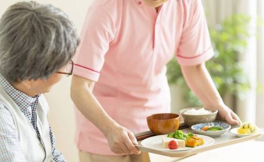 Jak wykwalifikowana opiekunka może wspierać seniora w przygotowywaniu posiłków?