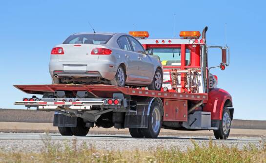 Wynajem lawety a przepisy drogowe: Co musi wiedzieć kierowca?