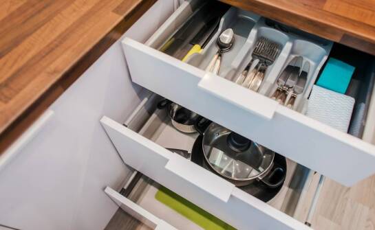 Organizacja przestrzeni w kuchni dzięki nowoczesnym akcesoriom do szuflad