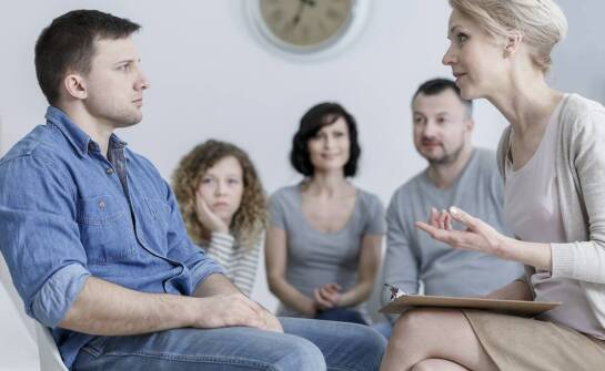 Rola terapeutycznej edukacji w zwiększaniu świadomości pacjentów na temat uzależnień