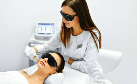 Porównanie efektów laseroterapii blizn z innymi technikami estetycznej medycyny