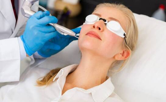 Zalety łączenia laseroterapii twarzy z innymi estetycznymi zabiegami