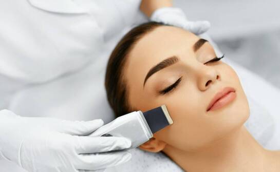 Chemiczne peelingi a rewitalizacja skóry – co warto wiedzieć?