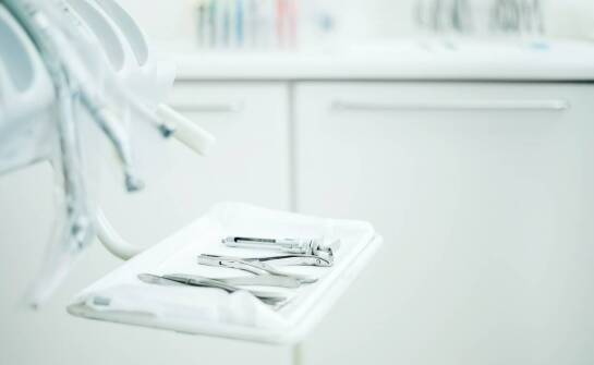 Sklep dentystyczny: Jakie są najlepsze praktyki przy zakupie sprzętu stomatologicznego online?