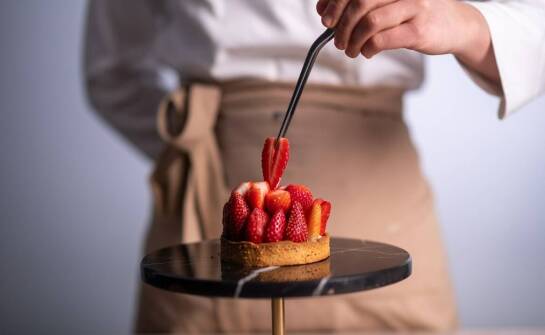 Innowacyjne sposoby na włączenie pestkowych owoców do hotelowego menu