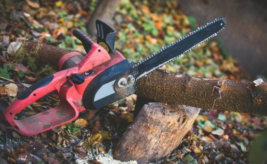 Elektryczne pilarki a ochrona środowiska – ekologiczne aspekty użytkowania