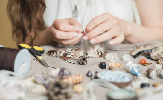 Jak ręcznie robiona biżuteria podkreśla indywidualny styl?