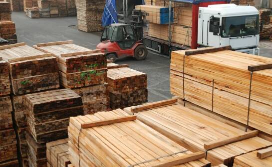 Transport drewna: Jak tartak zapewnia szybką dostawę?