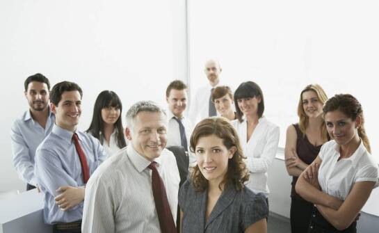 Jak agencje fotograficzne wspierają firmy w tworzeniu profesjonalnych zdjęć zespołów?