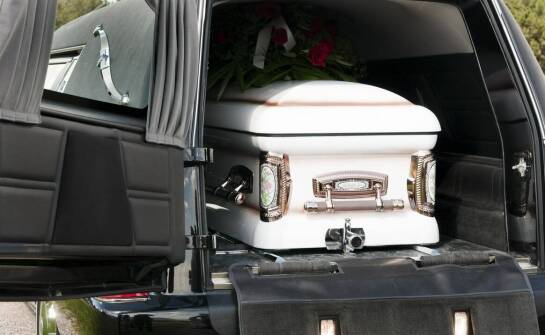 Jak firma zapewnia bezpieczeństwo i komfort podczas transportu zmarłych?