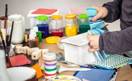 Jakie dodatki warto mieć w zestawie do decoupage'u na wiosenny sezon?