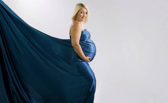 Elegancja w ciąży – jak nosić długie ciążowe sukienki na formalne okazje?