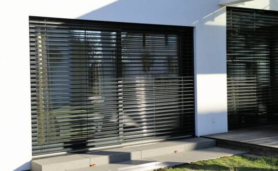 Nowoczesne zewnętrzne rolety – korzyści z automatyzacji sterowania