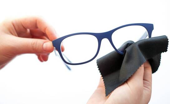 Jak dbać o higienę oczu przy używaniu soczewek kontaktowych?