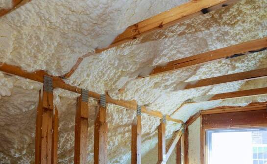 W jaki sposób piankowa izolacja poprawia komfort termiczny w obiektach mieszkalnych?