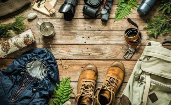 Kapelusz Helikon a inne outdoorowe akcesoria – jak je łączyć?