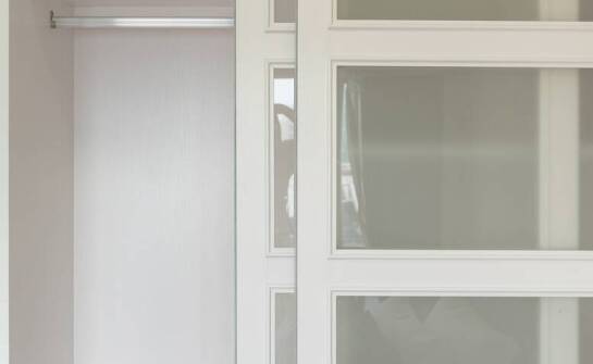 Jakie są zalety wyboru nowoczesnej szafy z przesuwnymi drzwiami?