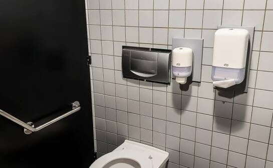 Automatyczne systemy mycia i suszenia w miejskich toaletach