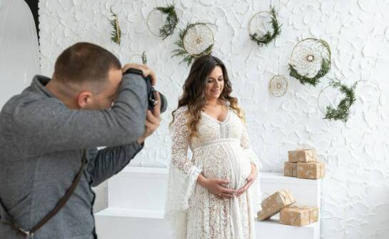 Szykowne dodatki do eleganckich ciążowych sukienek