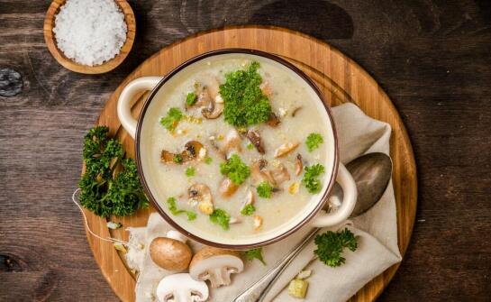 Stylowe podanie grzybów enoki jako elementu dekoracyjnego – jak to zrobić?