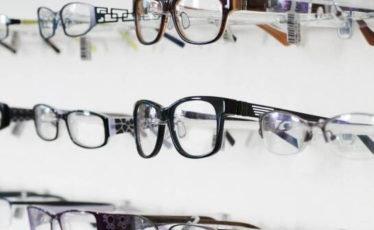 Tanie korekcyjne okulary jako praktyczne rozwiązanie dla osób z różnymi wadami wzroku