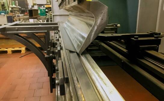 Jak technologia gięcia blachy przyczynia się do innowacyjności w produkcji mebli?