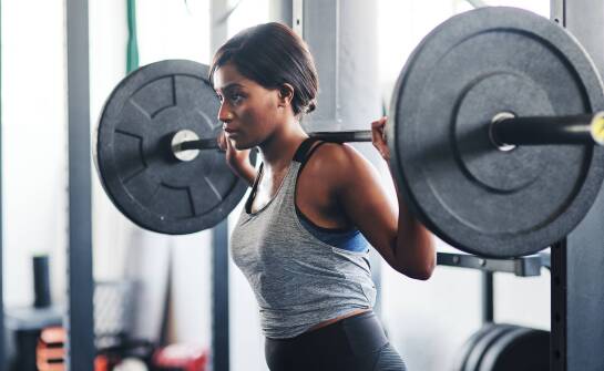 Zastosowanie odważników do sztangi w treningu siłowym – przegląd możliwości