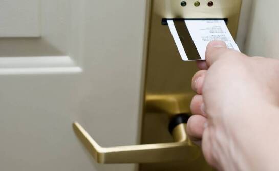 Jak innowacyjne rozwiązania zwiększają operacyjną efektywność hoteli?