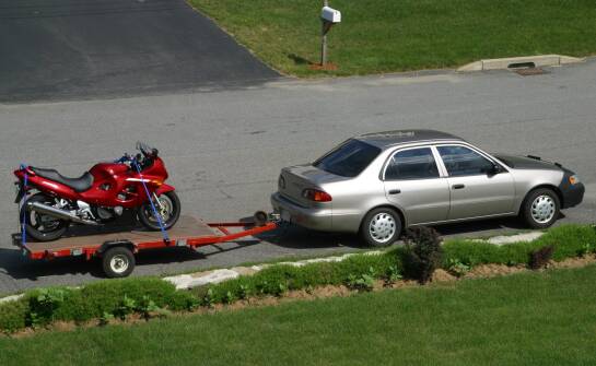 Najważniejsze aspekty wynajmu autolawet dla motocyklistów