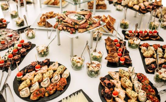 Zimne przekąski na komunię – jak zaskoczyć gości oryginalnymi smakami?