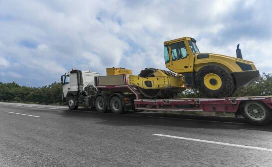 Jakie są najczęstsze błędy przy organizacji niskopodwoziowego transportu i jak ich unikać?