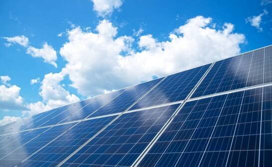 Jak instalacja paneli fotowoltaicznych wpływa na funkcjonowanie magazynów w Rzeszowie?