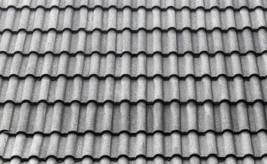 Cementowe dachówki a blachodachówki – co wybrać dla swojego dachu?