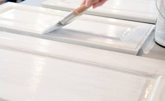 Malowanie drewnianych szafek i komód - jak uzyskać najlepszy efekt?