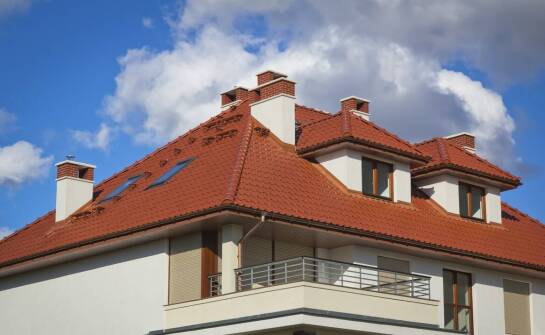 Optymalne zastosowanie ceramicznej dachówki w budownictwie jednorodzinnym