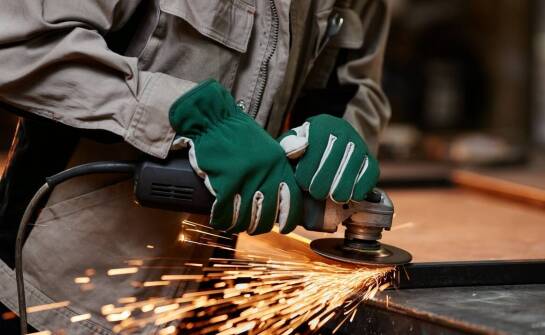 Rola roboczych rękawic w ochronie przed urazami – na co zwrócić uwagę?