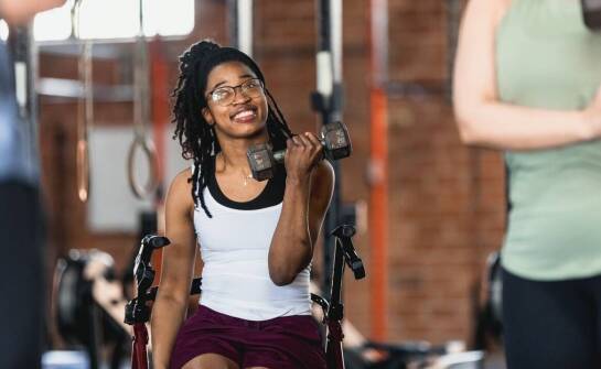 Sprzęt wspomagający w rehabilitacji: zastosowanie kul i egzoszkieletów