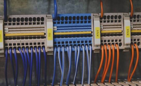 Zalety stosowania rozdzielczych bloków w systemach elektrotechnicznych