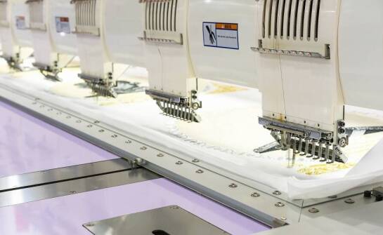 Jak nowoczesny park maszynowy wpływa na jakość krawieckich dodatków?